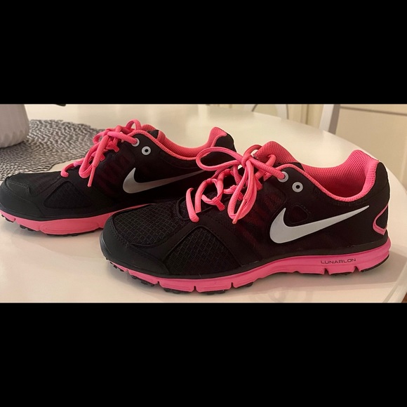 Nike Lunarlon Hot Pink and Black sneakers. - Picture 3 of 9
